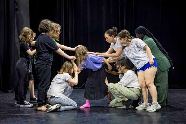 Les adolescents répètent une de leur chorégraphie.